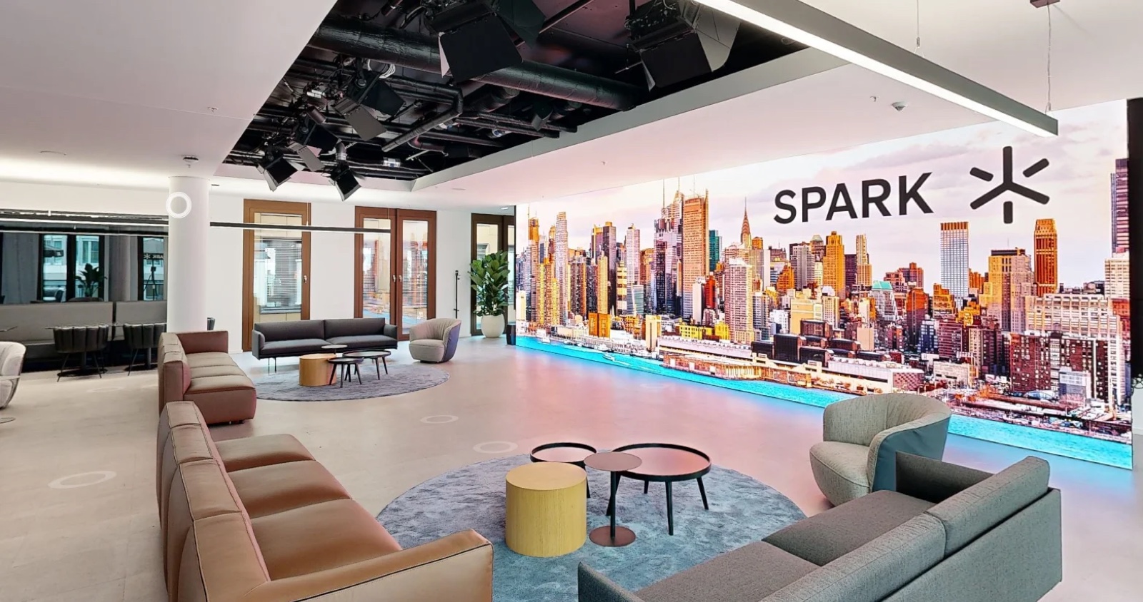 Lounge bei SPARK Frankfurt mit großflächiger Skyline-LED-Wand