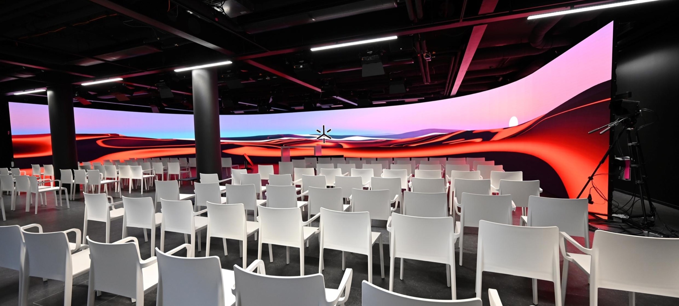 Die Skyline Stage bei SPARK Frankfurt mit geschwungener LED-Wand und Bestuhlung im Theaterformat
