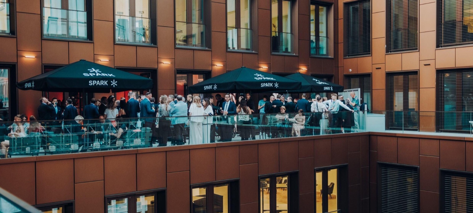 Gäste beim Empfang auf der Sky Lounge Terrace von SPARK Frankfurt am Abend